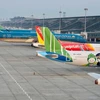 Máy cất cánh của những hãng sản xuất mặt hàng ko bên trên Sân cất cánh Quốc tế Nội Bài. (Ảnh: CTV/Vietnam+)