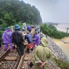 Cán bộ công nhân viên đường sắt đã nỗ lực thi công tại vị trí sạt lở do mưa lũ lớn tại Hà Tĩnh để thông tàu Bắc-Nam. (Ảnh: VNR cung cấp)