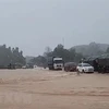 Tuyến đường Hồ Chí Minh ngang qua địa phận xã Phúc Đồng (huyện Hương Khê) bị ngập sâu. (Ảnh: TTXVN phát)