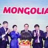 Phó Thủ tướng Trần Lưu Quang với các đại biểu thực hiện nghi thức mở đường bay thẳng Nha Trang-Ulaanbaatar. (Ảnh: CTV/Vietnam+)