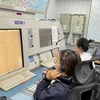Nhân viên kiểm soát viên không lưu điều hành bay tại Trung tâm Kiểm soát đường dài Hồ Chí Minh. (Ảnh: PV/Vietnam+)