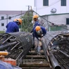 Công nhân làm thi công cọc thép cho hạng mục mố trụ cầu của một dự án đường cao tốc. (Ảnh: PV/Vietnam+)