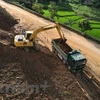 Nguồn vật liệu đất đắp nền đường của Dự án nâng cấp Quốc lộ 19 qua khu vực Tây Nguyên đã được tháo gỡ và bố trí cho nhà thầu thi công. (Ảnh: Việt Hùng/Vietnam+)