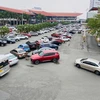 Ôtô xếp trong sân đỗ tại Nhà ga T1 Sân bay Quốc tế Nội Bài. (Ảnh: PV/Vietnam+)