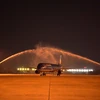 Nghi thức phun vòi rồng chào mừng chuyến bay đầu tiên của Vietnam Airlines đến sân bay Đôn Mường từ Đà Nẵng tối ngày 29/11. (Ảnh: PV/Vietnam+)