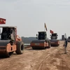 Nhà thầu thi công nền đường tại một Dự án Cao tốc Bắc-Nam. (Ảnh: Việt Hùng/Vietnam+)