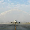 Nghi thức phun vòi rồng chào đón Hãng hàng không Sichuan Airlines của Trung Quốc vừa mở đường bay thường lệ Thành Đô-Hà Nội vào chiều 8/12. (Ảnh: PV/Vietnam+)