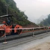 Nhà thầu thi công một dự án cải tạo, nâng cấp đường Quốc lộ. (Ảnh: PV/Vietnam+)