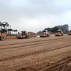 Nhà thầu thi công đắp nền đường một Dự án Cao tốc Bắc-Nam phía Đông. (Ảnh: Việt Hùng/Vietnam+)