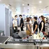 Soi chiếu hành lý và hành khách qua cửa an ninh tại một sân bay. (Ảnh: PV/Vietnam+)