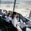 Nhân viên kiểm soát viên không lưu đang điều hành các chuyến bay đi/đến tại một cảng hàng không. (Ảnh: PV/Vietnam+)