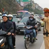 Chiến sỹ cảnh sát giao thông Hà Nội làm nhiệm vụ phân luồng giao thông trong giờ cao điểm trên một tuyến đường. (Ảnh: Doãn Tấn/TTXVN)