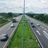Phương tiện lưu thông trên một đoạn tuyến đường cao tốc được đầu tư và đưa vào vận hành, khai thác. (Ảnh: PV/Vietnam+)