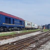 Một đoàn tàu chuyên chở hàng hóa container đang chạy trên tuyến đường sắt Quốc gia. (Ảnh: PV/Vietnam+)