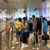 Hành khách làm thủ tục chuyến bay tại Cảng Hàng không Quốc tế Tân Sơn Nhất. (Ảnh: PV/Vietnam+)