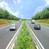 Phương tiện lưu thông trên đoạn tuyến cao tốc được đưa vào vận hành, khai thác. (Ảnh: PV/Vietnam+)