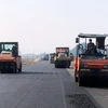 Thi công thảm bê tông nhựa nền đường Dự án Cao tốc Bắc-Nam. (Ảnh: Việt Hùng/Vietnam+)