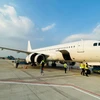 Chiếc máy bay thuê bổ sung đầu tiên của Vietnam Airlines hạ cánh tại Sân bay Tân Sơn Nhất được kiểm tra đánh giá tình trạng khai thác. (Ảnh: PV/Vietnam+)