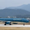 Máy bay của Vietnam Airlines hạ cánh xuống Sân bay Điện Biên. (Ảnh: PV/Vietnam+)