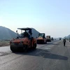 Nhà thầu thi công thảm nhựa mặt đường một Dự án Cao tốc Bắc-Nam phía Đông. (Ảnh: Việt Hùng/Vietnam+)