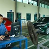 Nhân viên đăng kiểm thực hiện quy trình kiểm định xe cơ giới. (Ảnh: Hoài Nam/Vietnam+)