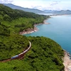 Đoàn tàu chở khách của Tổng công ty Đường sắt Việt Nam chạy qua Vịnh Lăng Cô của tỉnh Thừa Thiên-Huế. (Ảnh: PV/Vietnam+)