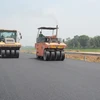 Nhà thầu thi công thảm bê tông nhựa nền đường một Dự án thành phần Cao tốc Bắc-Nam phía Đông. (Ảnh: Việt Hùng/Vietnam+)