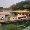 Phương tiện tàu thủy chở khách du lịch tại lòng Hồ Thác Bà. (Ảnh: Việt Hùng/Vietnam+)