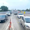 Xe xếp hàng dài lưu thông qua trạm thu phí tự động không dừng trên tuyến đường Cao tốc Nội Bài-Lào Cai. (Ảnh: PV/Vietnam+)