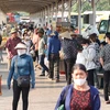 Bến xe Giáp Bát tập trung rất đông người dân đón xe khách về quê vào chiều ngày 26/4. (Ảnh: Hoài Nam/Vietnam+)