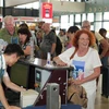 Hành khách làm thủ tục bay tại Sân bay Quốc tế Nội Bài. (Ảnh: PV/Vietnam+)