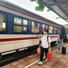 Nhiều hành khách đã chọn đường sắt làm phương tiện trải nghiệm du lịch trên dọc hành trình đất nước. (Ảnh: Việt Hùng/Vietnam+)