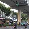 Dù đã có đèn tín hiệu dành cho người đi bộ sang đường nhưng nhiều chủ xe vẫn vượt và tai nạn giao thông có thể xảy đến bất cứ lúc nào. (Ảnh: Nguyễn Minh Hằng/Vietnam+)