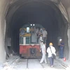 Công nhân tiến hành gia cố đoạn hầm bị sạt lở. (Ảnh: Tường Quân/TTXVN)