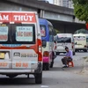 Xe hợp đồng, xe khách vẫn chạy 'rùa bò' trên tuyến đường Phạm Hùng ngay khu vực Bến xe Mỹ Đình. (Ảnh: Hoài Nam/Vietnam+)