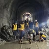 Công nhân đường sắt sửa chữa vị trí hầm Chí Thạnh bị sạt lở vào giữa tháng Năm vừa qua. (Ảnh: PV/Vietnam+)
