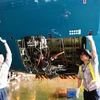 Nhân viên hàng không thực hiện bảo dưỡng máy bay của Vietnam Airlines. (Ảnh: PV/Vietnam+)