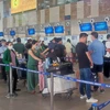 Hành khách làm thủ tục máy bay tại Sân bay Nội Bài. (Ảnh: Hoài Nam/Vietnam+)
