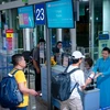Những hành khách đầu tiên trên chuyến bay giữa Việt Nam và Philippines. (Ảnh: PV/Vietnam+)