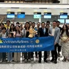 Những hành khách đầu tiên trên đường bay giữa Hà Nội-Thành Đô (Trung Quốc). (Ảnh: PV/Vietnam+)