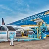 Hàng hóa đang được chất xếp lên máy bay của hãng hàng không Vietnam Airlines. (Ảnh: PV/Vietnam+)