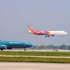 Máy bay của hãng hàng không Vietnam Airlines và Vietjet cất, hạ cánh tại một sân bay nội địa. (Ảnh: PV/Vietnam+)