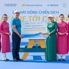 Đại diện Vietnam Airlines trao tặng Ủy ban Nhân dân Côn Đảo 10 bộ bàn ghế từ các sản phẩm tái chế. (Ảnh: PV/Vietnam+)