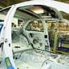  Công nhân Trung Quốc lắp ráp xe VIOS tại nhà máy sản xuất xe Toyota ở Thiên Tân, Trung Quốc. (Nguồn: AFP/ TTXVN)