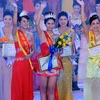 Thí sinh Nguyễn Thị My Ly (giữa) giành vương miện Người đẹp xứ Trà 2013. (Ảnh: Minh Đức/TTXVN)
