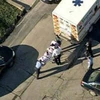 Một người được đưa lên xe cứu thương trên cáng bên ngoài trường trung học Brashear ở Pittsburgh ngày 13/11. (Nguồn: CBS Pittsburgh)