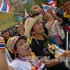 Những người biểu tình phản đối Chính phủ tập trung bên ngoài Tòa án Hiến pháp Thái Lan tại Bangkok ngày 20/11. (Nguồn: AFP/TTXVN)
