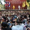 Người biểu tình tập trung bên ngoài trụ sở cảnh sất ở Bangkok ngày 1/12. (Nguồn: AFP/TTXVN)