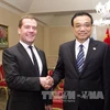 Thủ tướng Trung Quốc Lý Khắc Cường (phải) và người đồng nhiệm Nga Dmitry Medvedev bên lề Hội nghị lần thứ 12 cấp Thủ tướng các nước thành viên Tổ chức Hợp tác Thượng Hải (SCO). THX/ TTXVN