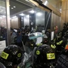 Cảnh sát Hàn Quốc cố trấn áp người biểu tình để xông vào văn phòng Tổng liên đoàn lao động dân chủ ngày 22/12. (Nguồn: Reuters/Yonhap)